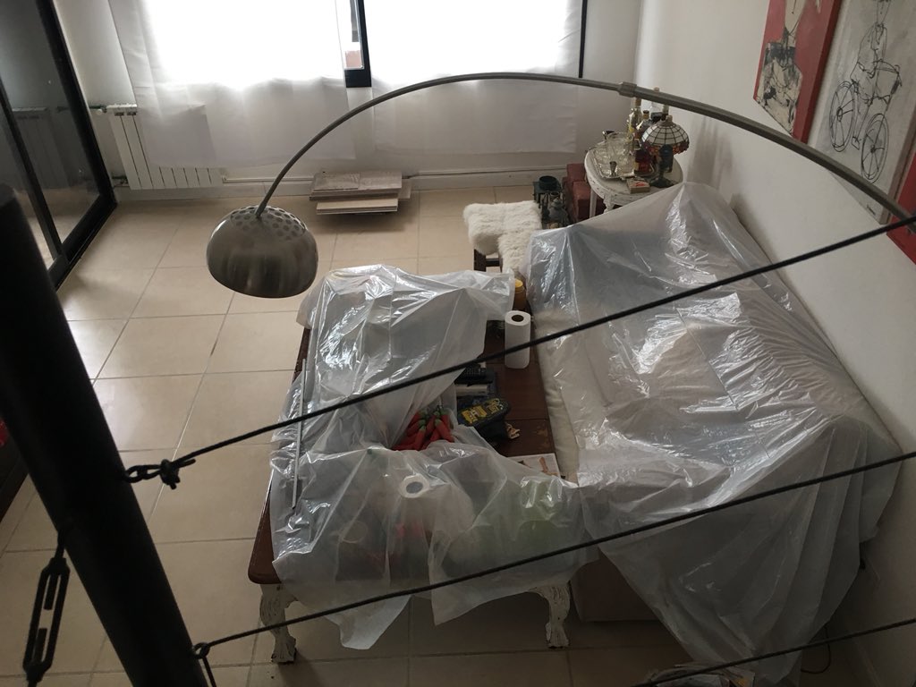 FerGrimaldi's tweet photo. Hoy me esperan cualquiera de estos dos lugares.... 😱 sepan por qué quiero que llegue el viernes para rajar de acá #hoteldemalamuerte vs #obrasinterminar #polvillo #sin calefacción🤣🤪 https://t.co/n5m78TA7Kf