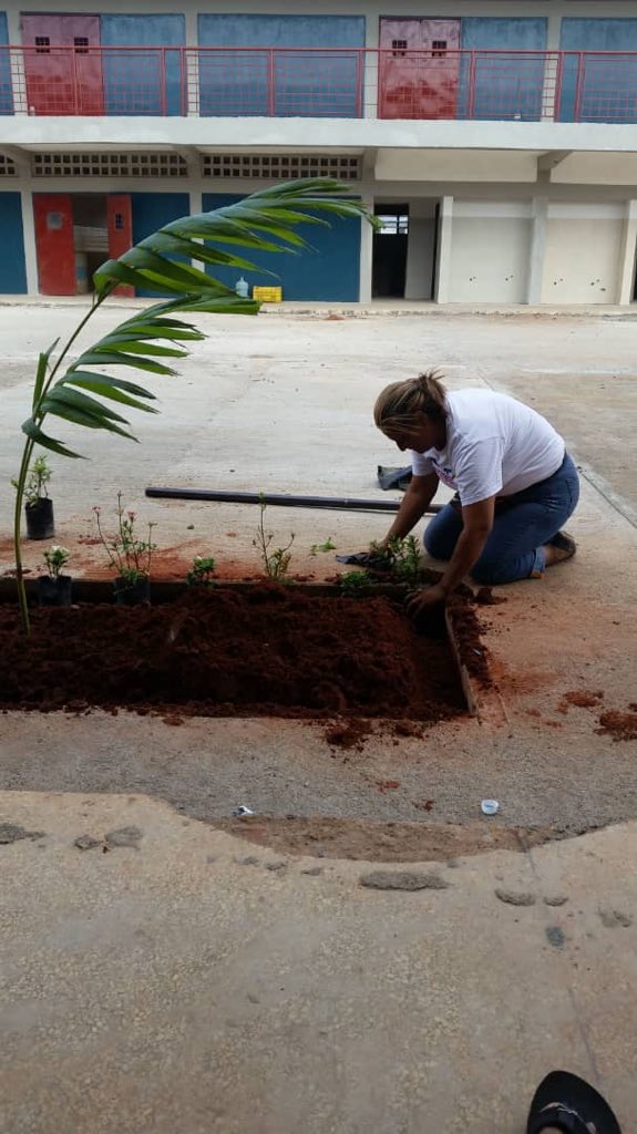 KAMOIRAN20's tweet photo. Afinando los últimos detalles liceo core 8 Hugo Chávez gracias a nuestro alcalde @OviedoPSUV  @AlcaldiaCaroni por hacer realizar este gran proyecto @JustoNogueraP  @amarcanopsuv @NicolasMaduro https://t.co/E8aW1C8Zic
