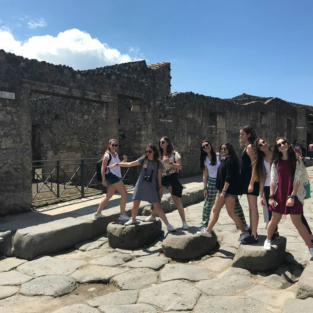 PadreDamianSSCC's tweet photo. Qui diu que les restes no tenen vida? Aquí a Pompeia n'hi ha molta de reflectida! 😏 #avantiroma18 #2nBTXPD #historiadelarte #latin #latinae #art https://t.co/rT5RuyM9tG