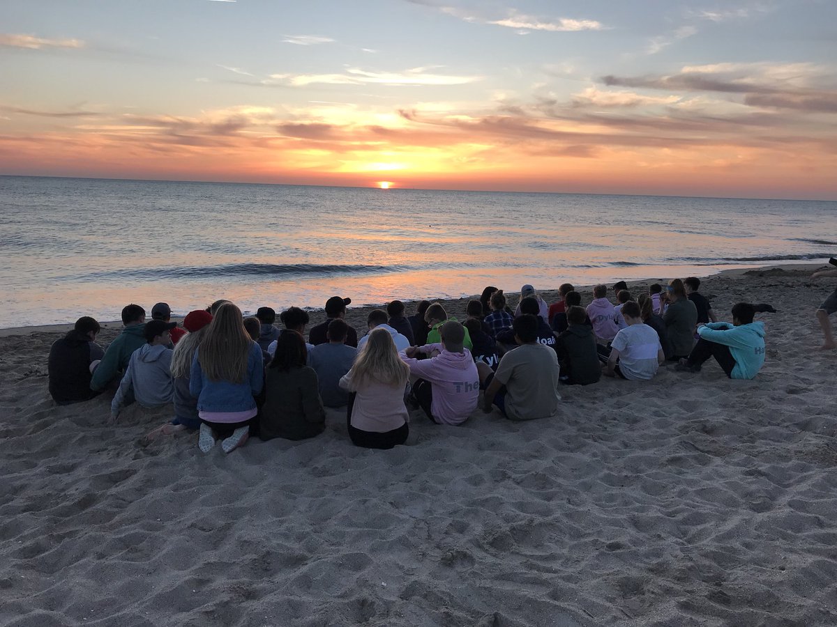 CultsAcademy's tweet photo. Last night in Hauteville-Sur-Mer 🍕 🏖 🌅 #nextstopdisney #CANormandy18 https://t.co/EqaFDTEHsJ