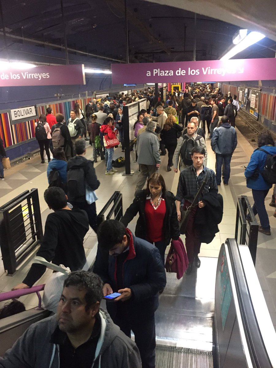 tuteelmagnifico's tweet photo. La E y su gracia habitual! Demoras al por mayor! Porque no te das una vuelta por acá @horaciorlarreta ??? Línea E con demora @AleRamosTN @LineaEyPremetro https://t.co/2LFtRc2qZn
