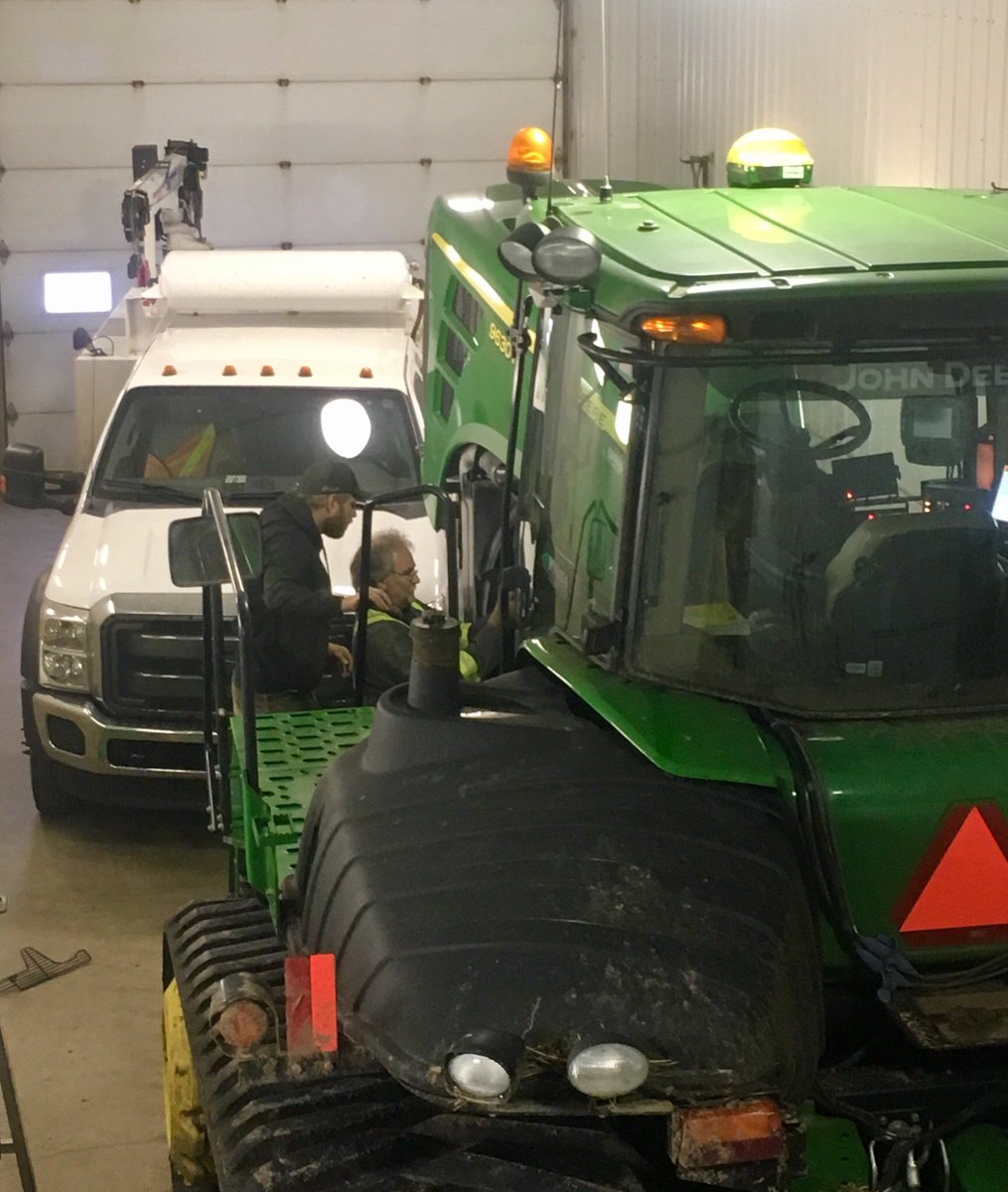 b_walde's tweet image. Thanks to Brad @PattisonAg for getting us back in the field today. #RosanaFarms #JohnDeere #plant18