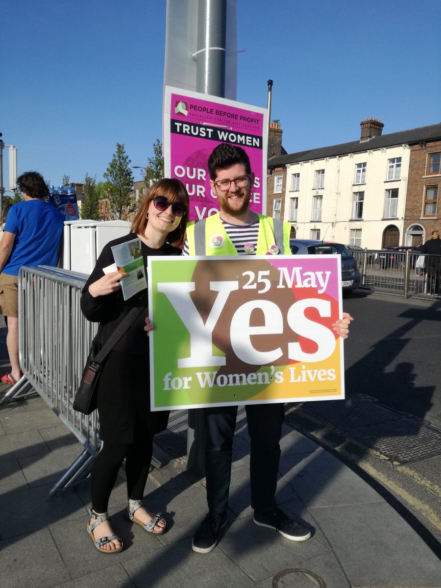 DublinRepeal8's tweet image. Our amazing repealers out leafleting the crowd heading into the #RollingStones gig! 
#togetherforyyes #repealthe8th