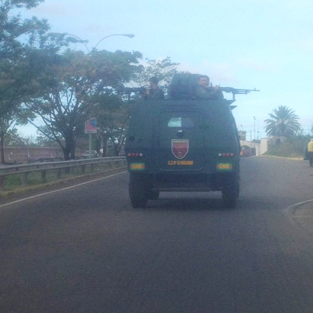 1raRepVenezuela's tweet photo. Retweeted VZLACAMINODELIBERTAD (@elpapiramon77):

URGENTE: EN DESARROLLO CIUDAD GUAYANA VENEZUELA, FUERTE PRESENCIA DE BLINDADOS MILITARES CON ´´FUSILES.50´´ EN LA AV EL ATLÁNTICO. ##17May2018 5:30pm. https://t.co/w9kp2U1N67
