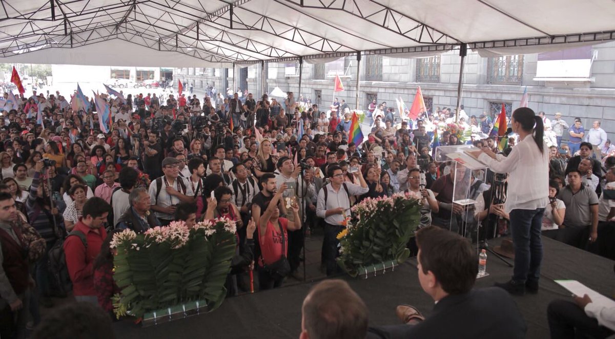 Claudiashein's tweet photo. Estuve con personas de la comunidad LGBTTTI+ en la Plaza Tolsá conmemorando el Día Internacional de la Lucha contra la Homofobia y la Transfobia. Los discursos de odio y discriminación generan violencia. Nos guía la máxima de Juárez: "El respeto al derecho ajeno es La Paz". https://t.co/4iaoikZHFI