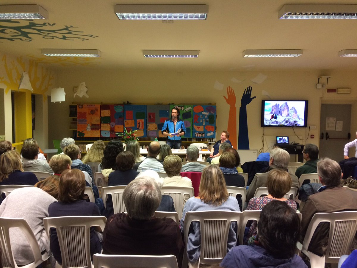 iccadeoponte's tweet photo. Incontro con l’autore #iccadeoponte ringrazia @FrancescoVidott molto interessante serata in biblioteca #Osvaldo https://t.co/iv5oTNh6ei