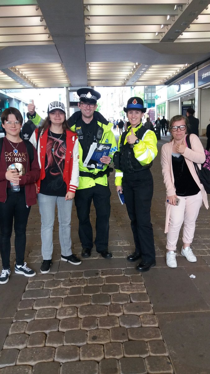 Gmp Manchester City Centre Project Servator With B Relief This Afternoon On Market Street Pcso Sc Colleagues Posing With A Group Of French Art Students Bienvenue Friends Smileandtheworldsmileswithyou T Co L6r15nvcmw