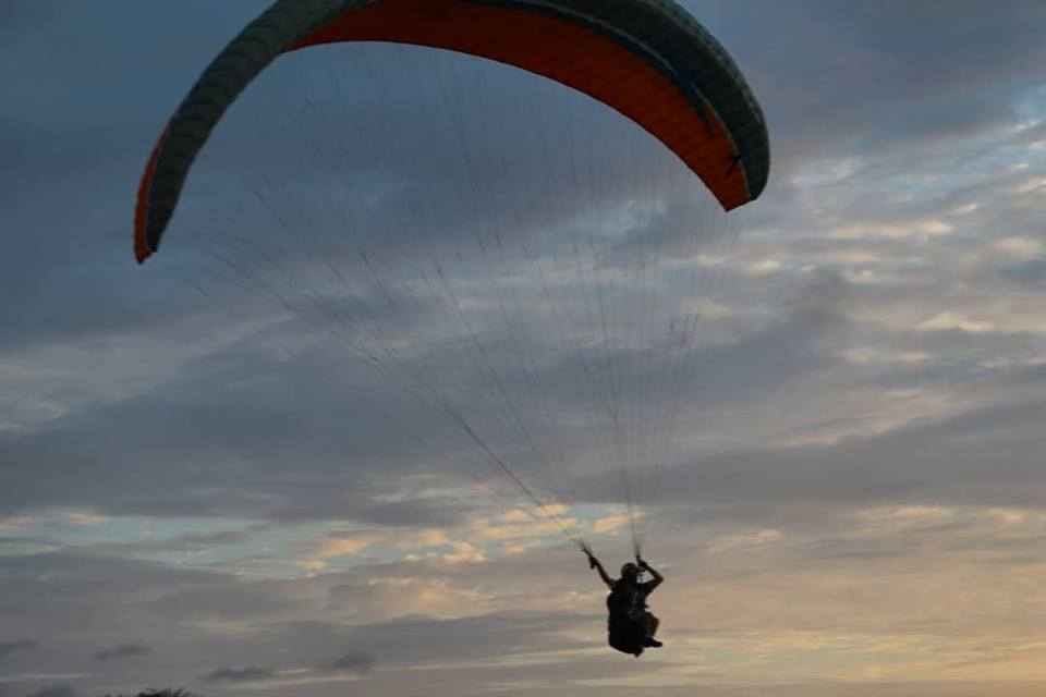 FlyCost's tweet photo. Puedes aprender de este deporte de aventura en nuestra escuela de parapente.
#EscuelaParapente
#DeporteDeAventura https://t.co/5QYKSOu5ld