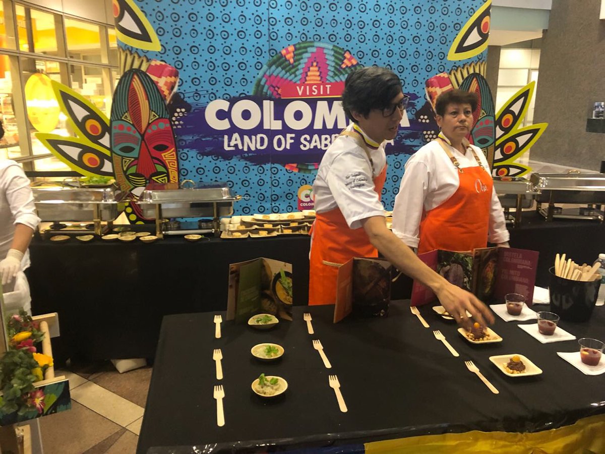 ColombiaEmbUSA's tweet image. Ya estamos listos en Embassy Chef Challenge. @Ocioautoctona presente en @TheEventsDC @TheEventsDC_SED. Vote por la comida Colombiana con el #ECCCOLO