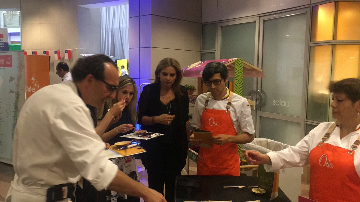 ColombiaEmbUSA's tweet image. Ya estamos listos en Embassy Chef Challenge. @Ocioautoctona presente en @TheEventsDC @TheEventsDC_SED. Vote por la comida Colombiana con el #ECCCOLO