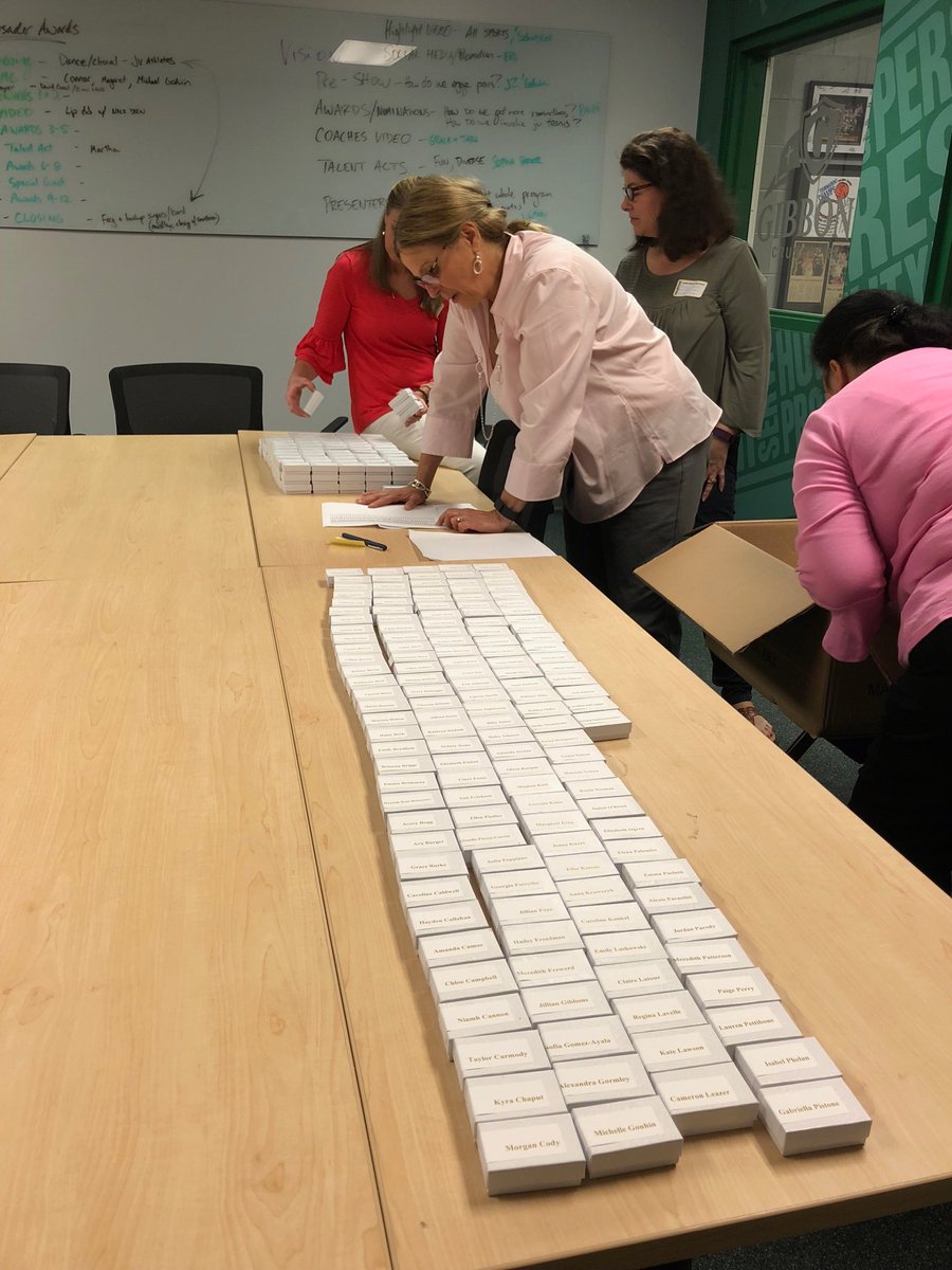 CG18Parents's tweet photo. Thank you to the parents that volunteered this morning to get our Seniors gifts ready!😊🎓 https://t.co/LytbiMLJSE