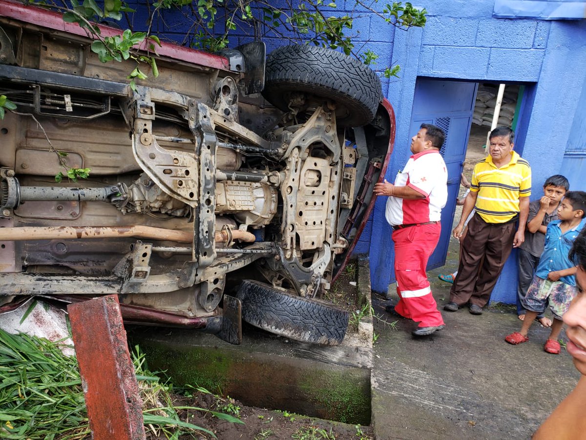 CruzRojaGT_'s tweet photo. #Retalhuleu

Accidente #transitogt en el km186 ruta al Pacífico, conductor de vehículo pierde el control y vuelca, socorristas de #CruzRojaGT y #CBMDEP brindaron atención y trasladaron al HN a una persona herida. https://t.co/paJf91Ury8