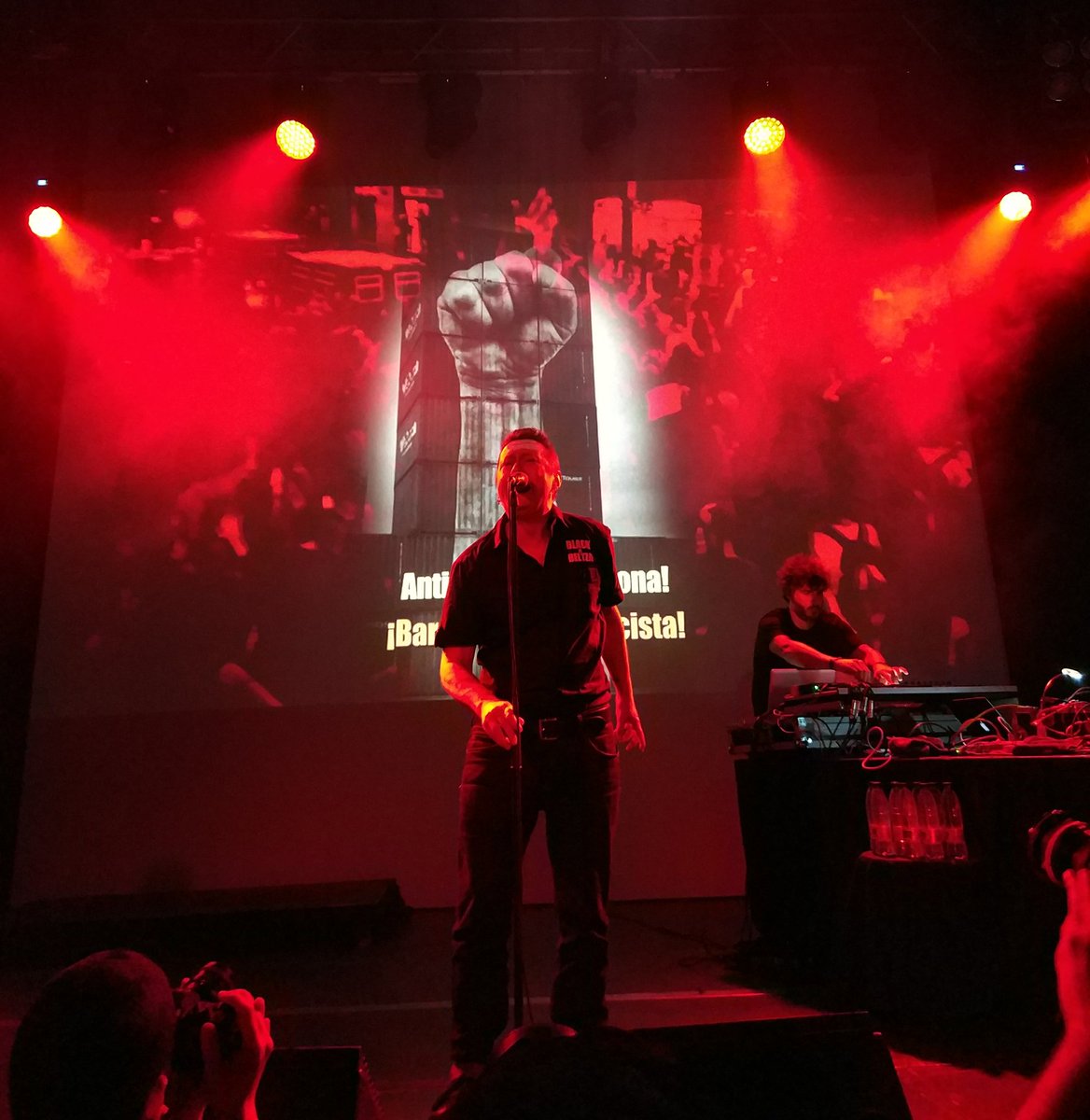 Pedazo de concierto esta noche en Madrid de Fermín Muguruza eta The Suicide Of Western Culture! <a href="/muguruzafm/">Fermin Muguruza</a> <a href="/TSOWCband/">TSOWC</a> 😎✊