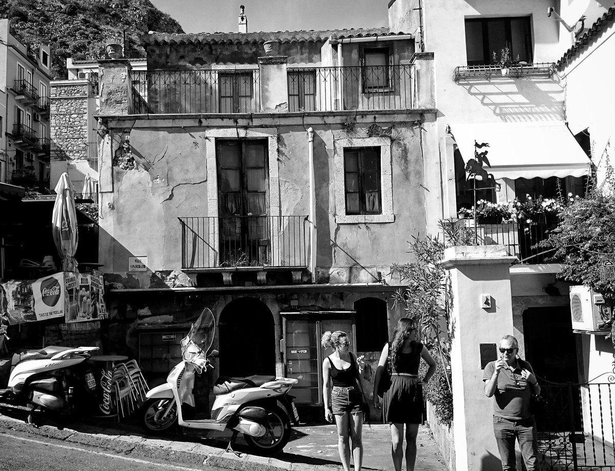 Taormina. #taormina #sicily #Italy #Italian #blackandwhitephotography #blackandwhite #bnwphotography #bnw #architecturephotography #monophotography #streetlife #waiting #big_shotz_bw #photography #cityphotography #travel #enjoythejourney #watchtheworld #travelphotography