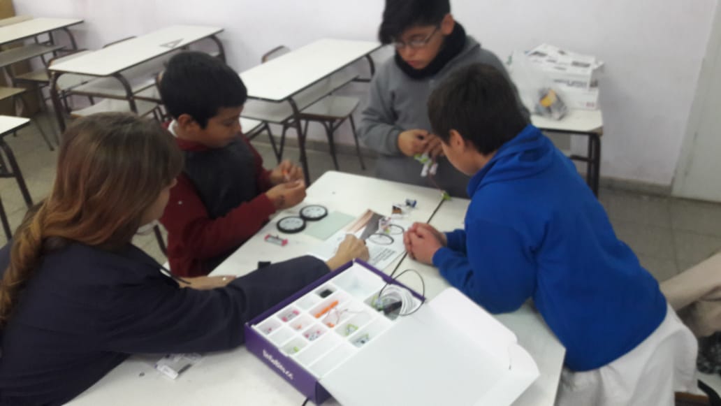 DTEReg15's tweet photo. Hoy los chicos de la EP 6 de Bragado trabajaron con robótica en el aula. Armaron circuitos y usaron motores para moverlos. Mucho trabajo en equipo y pensamiento lógico!! @VigoloLiliana @CaneCecilia @BAeducacion @JefaturaR15 https://t.co/eUJSVPoAz6