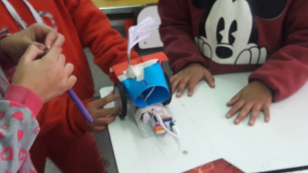 DTEReg15's tweet photo. Hoy los chicos de la EP 6 de Bragado trabajaron con robótica en el aula. Armaron circuitos y usaron motores para moverlos. Mucho trabajo en equipo y pensamiento lógico!! @VigoloLiliana @CaneCecilia @BAeducacion @JefaturaR15 https://t.co/eUJSVPoAz6