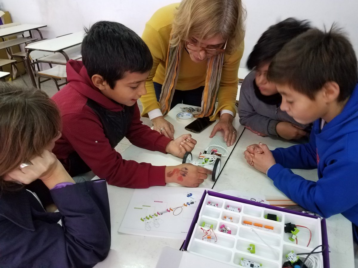 DTEReg15's tweet photo. Hoy los chicos de la EP 6 de Bragado trabajaron con robótica en el aula. Armaron circuitos y usaron motores para moverlos. Mucho trabajo en equipo y pensamiento lógico!! @VigoloLiliana @CaneCecilia @BAeducacion @JefaturaR15 https://t.co/eUJSVPoAz6