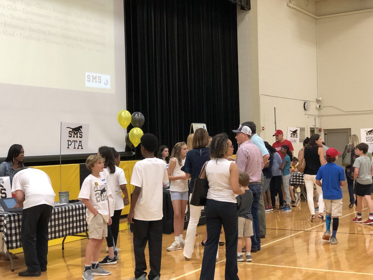SuttonMYP's tweet photo. 👋🏻Welcoming our rising 6th graders at #WeAreSutton‼️ L👀king ➡️ to seeing you next year ☺️ @SuttonPrincipal https://t.co/f99b5qVADD