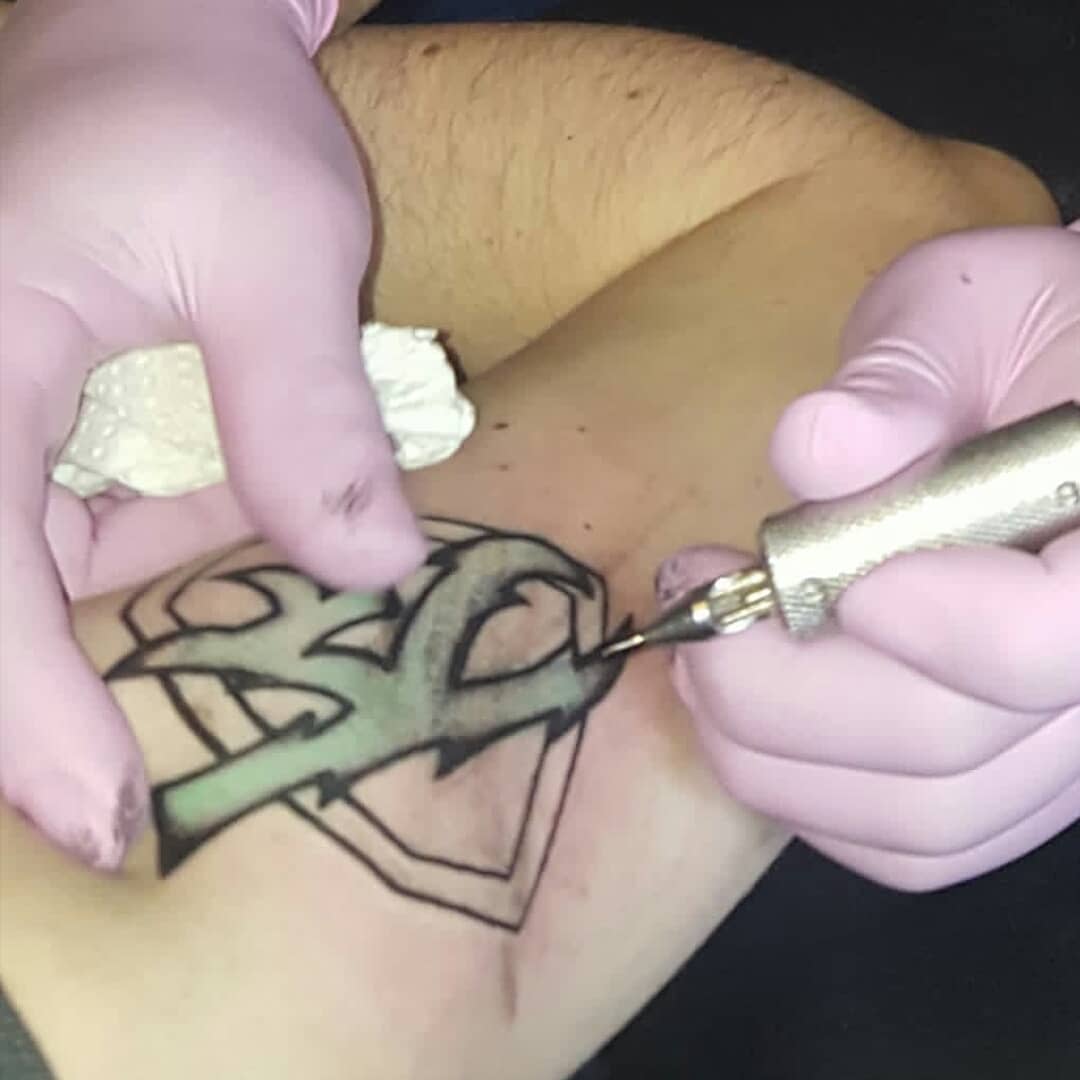bypetebergeron's tweet photo. Reworking a piece for a friend. #tattoo #TattooTuesday #tattooart #artists #artistsontwitter #follo4follo #retweet #RetweeetPlease https://t.co/x4icOBeAwE