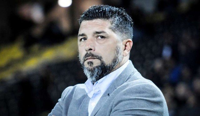 SebasGiovanelli's tweet photo. AHORA| Leo Ramos mira de reojo a la directiva de #Peñarol y le pide reunión urgente. El entrenador sabe de un encuentro con el argentino Kudelka para dirigir al mirasol; raro clima. Poné @Sport890 ⚽️👇 https://t.co/FM0q9SAjMC