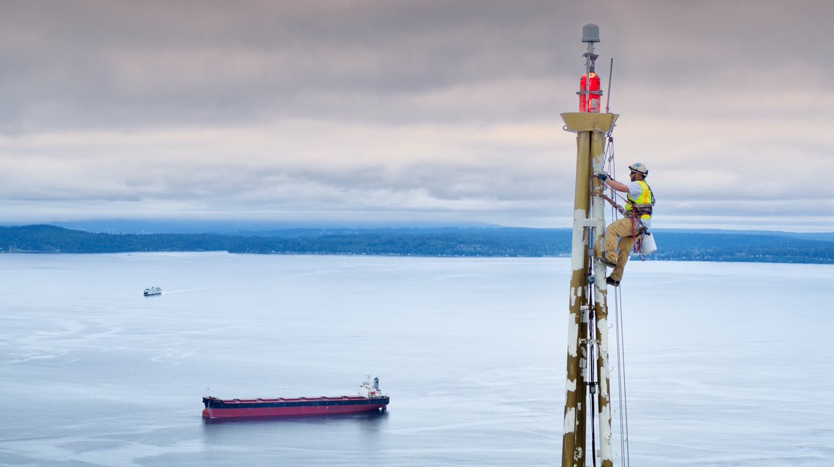 space_needle's tweet image. Anyone up for a climb, 605’ in the air? This morning crews gave us some new paint at our tallest point. 😎 #spacelift @ChadCopelandAIR
