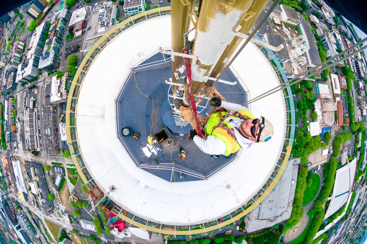 space_needle's tweet image. Anyone up for a climb, 605’ in the air? This morning crews gave us some new paint at our tallest point. 😎 #spacelift @ChadCopelandAIR