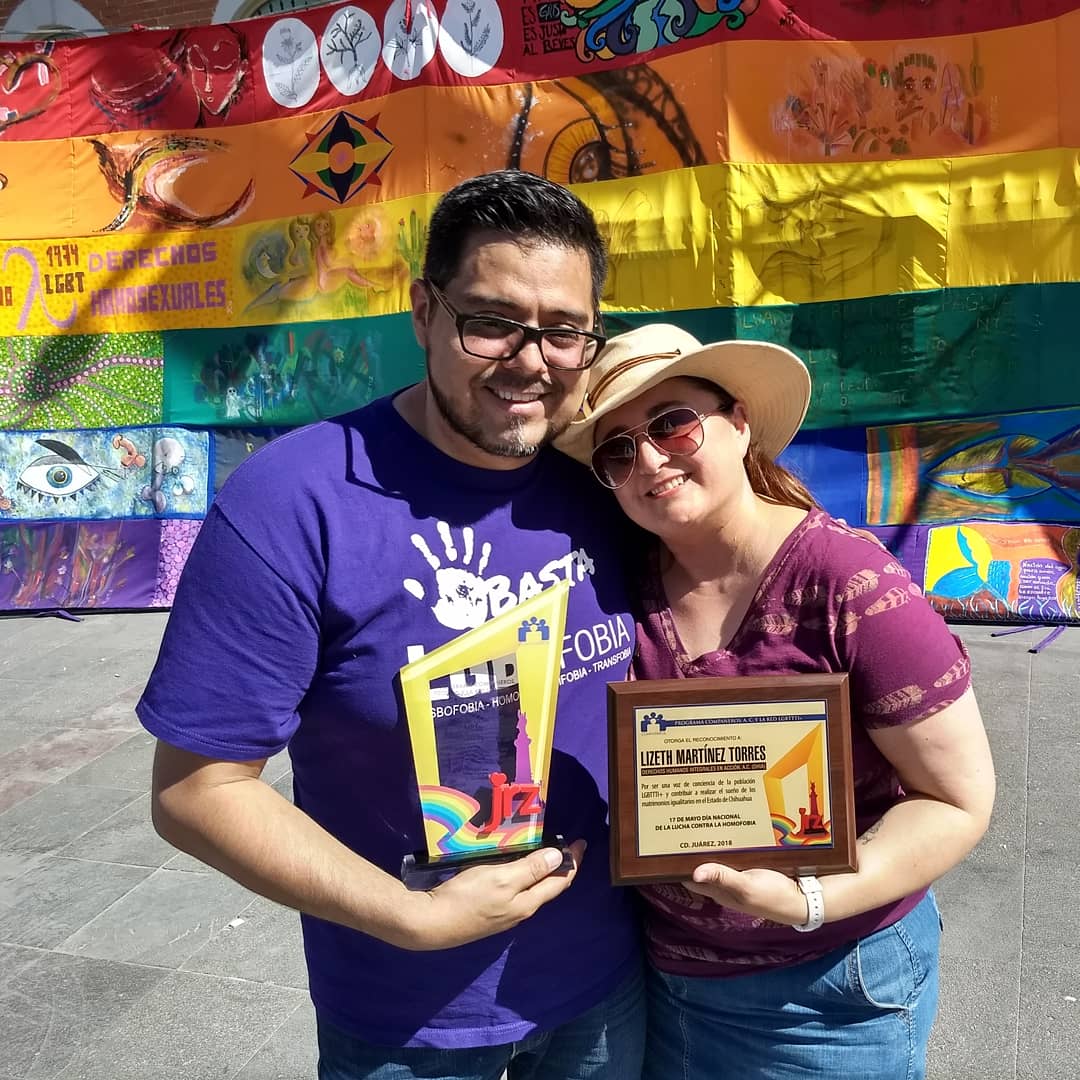 CiudadJrzGLBT's tweet photo. El equipo de trabajo de Programa Compañeros, A. C. reconoce a dos personas del movimiento #LGBT por su trayectoria de su trabajo en nuestra ciudad con las personas LGBT en condiciones de vulnerabilidad.
#MoradovsHomofobia Pintemos Ciudad Juárez de Morado https://t.co/4cOWQv3xuY