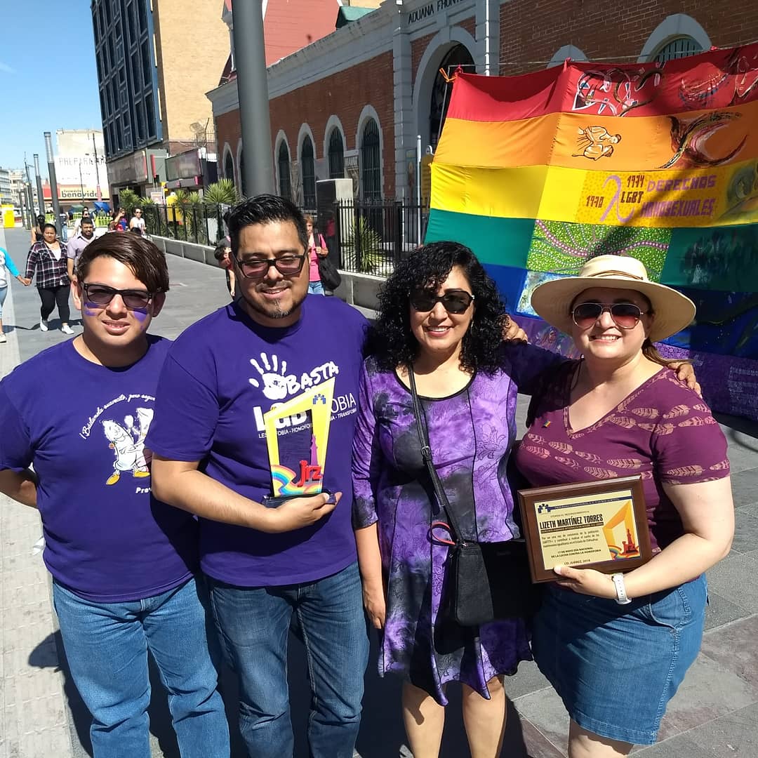 CiudadJrzGLBT's tweet photo. El equipo de trabajo de Programa Compañeros, A. C. reconoce a dos personas del movimiento #LGBT por su trayectoria de su trabajo en nuestra ciudad con las personas LGBT en condiciones de vulnerabilidad.
#MoradovsHomofobia Pintemos Ciudad Juárez de Morado https://t.co/4cOWQv3xuY