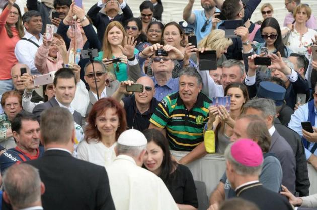lacapitalmdq's tweet photo. Un marplatense le agradeció al Papa Francisco por el ascenso de Aldosivi. https://t.co/blQ1ykfJIu https://t.co/vfZE66wjO4