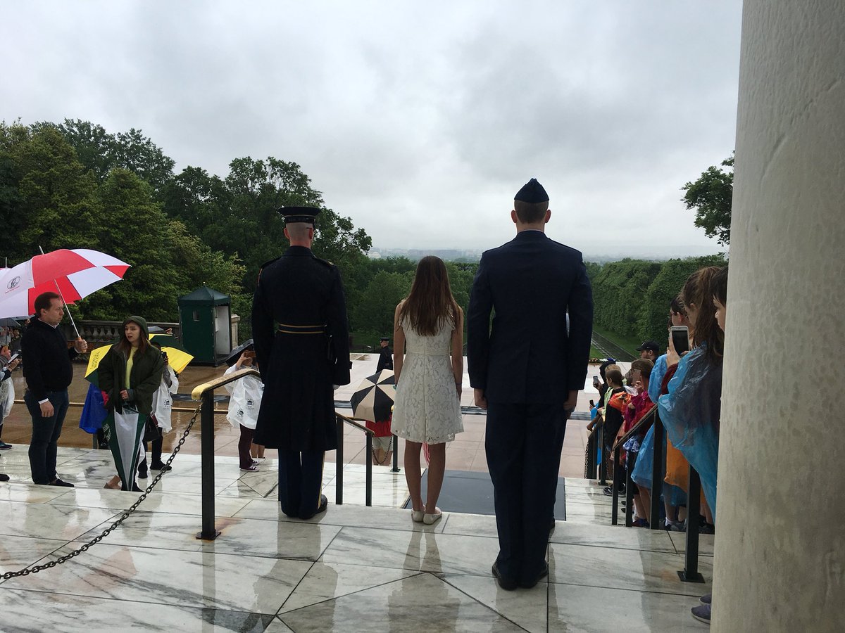 SpringerOGWA's tweet photo. Our trio of students represented @SpringerLD and made us proud as they laid a wreath at the Tomb of the Unknown Solider. #ogwa2018 https://t.co/AYInJxxhBN