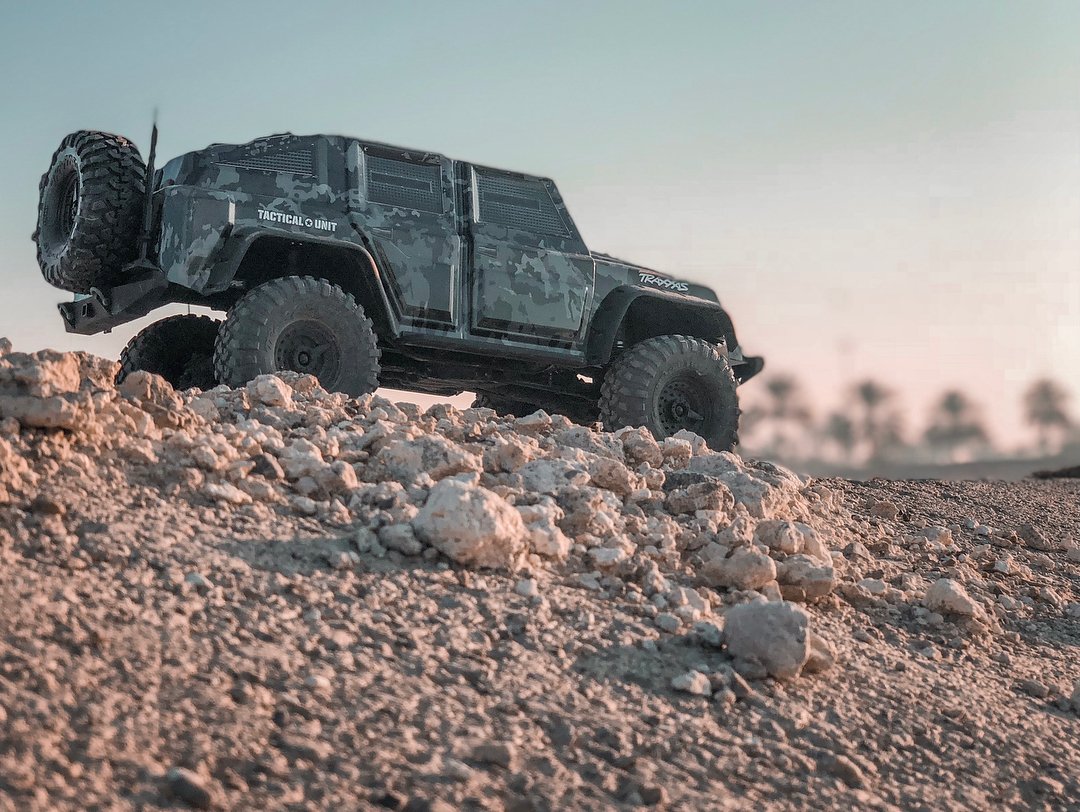 Traxxas's tweet photo. New Bio: Enjoys long crawls in the desert at sunset with the #Traxxas TRX-4 Tactical Unit. 😍 #TRX4Explore

#TraxxasFanPhoto 📸: top.editz_07
#FastestNameInRadioControl https://t.co/YLFq8N10uJ