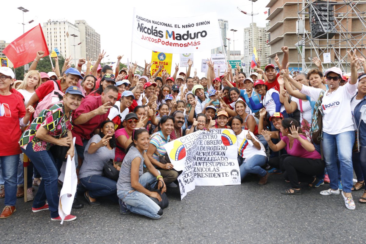 FNNSimon's tweet photo. Servidoras y servidores públicos de la @FNNSimon acompañaron y dieron su respaldo al candidato presidente @NicolasMaduro durante su cierre de campaña en la gran avenida Bolívar #VenezuelaVotaEl20M @magallyvina @DPresidencia https://t.co/6sFEl8RgDE