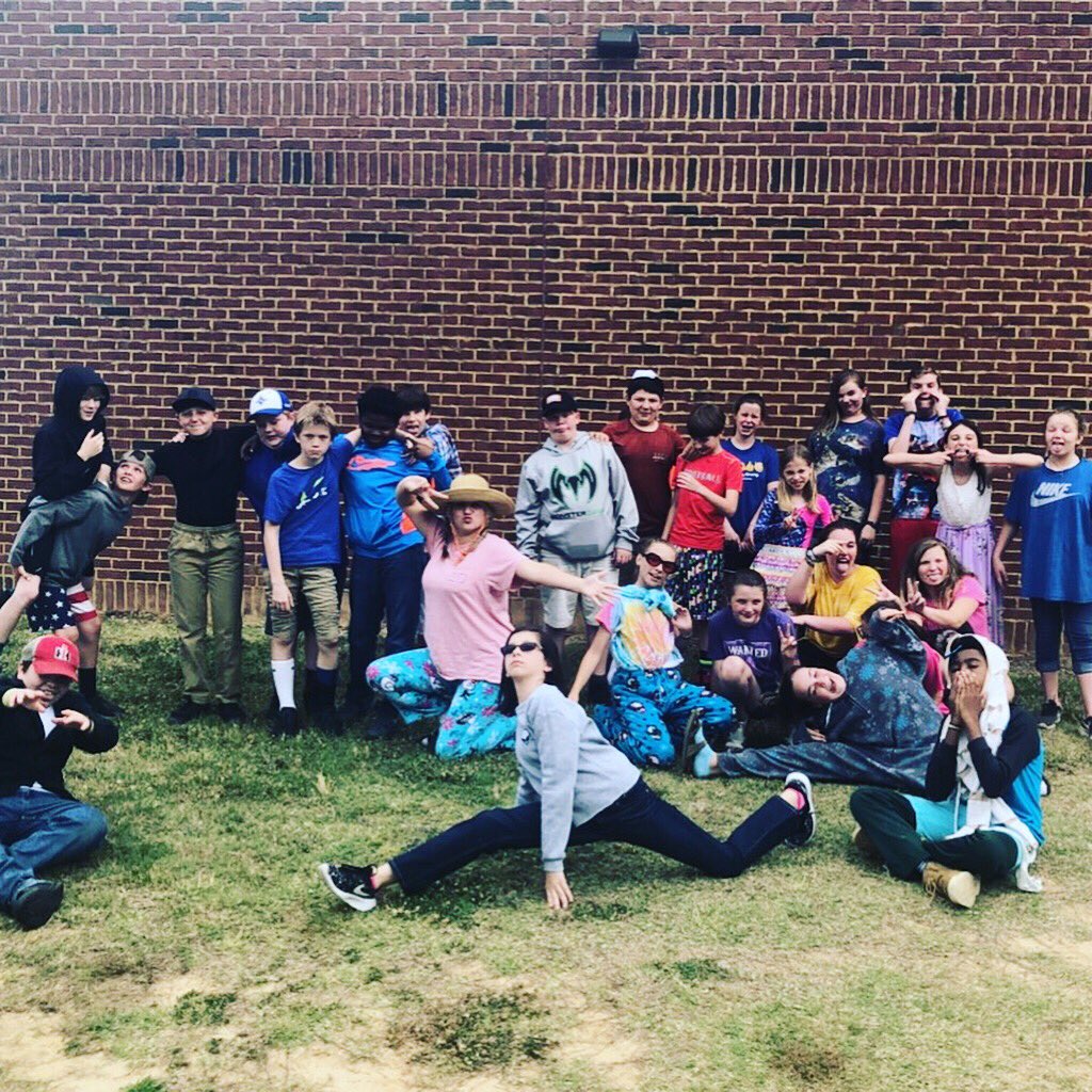 MMSbluedevils1's tweet photo. It’s always interesting when 6th graders have to choose their outfits based on a probability activity!! #mmsmath #probability #lastdaysofschool @scallier @jenniferegreer https://t.co/vOWpcETxon
