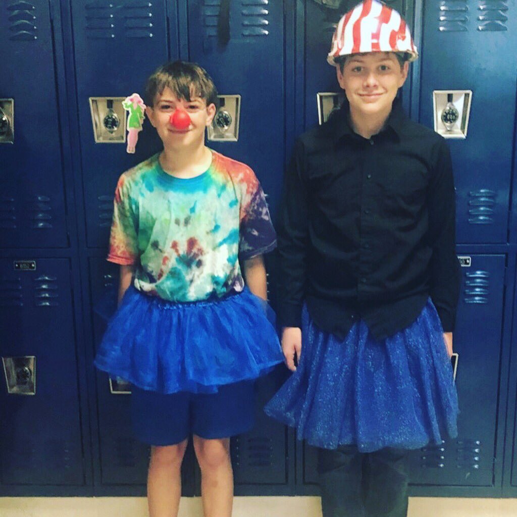 MMSbluedevils1's tweet photo. It’s always interesting when 6th graders have to choose their outfits based on a probability activity!! #mmsmath #probability #lastdaysofschool @scallier @jenniferegreer https://t.co/vOWpcETxon