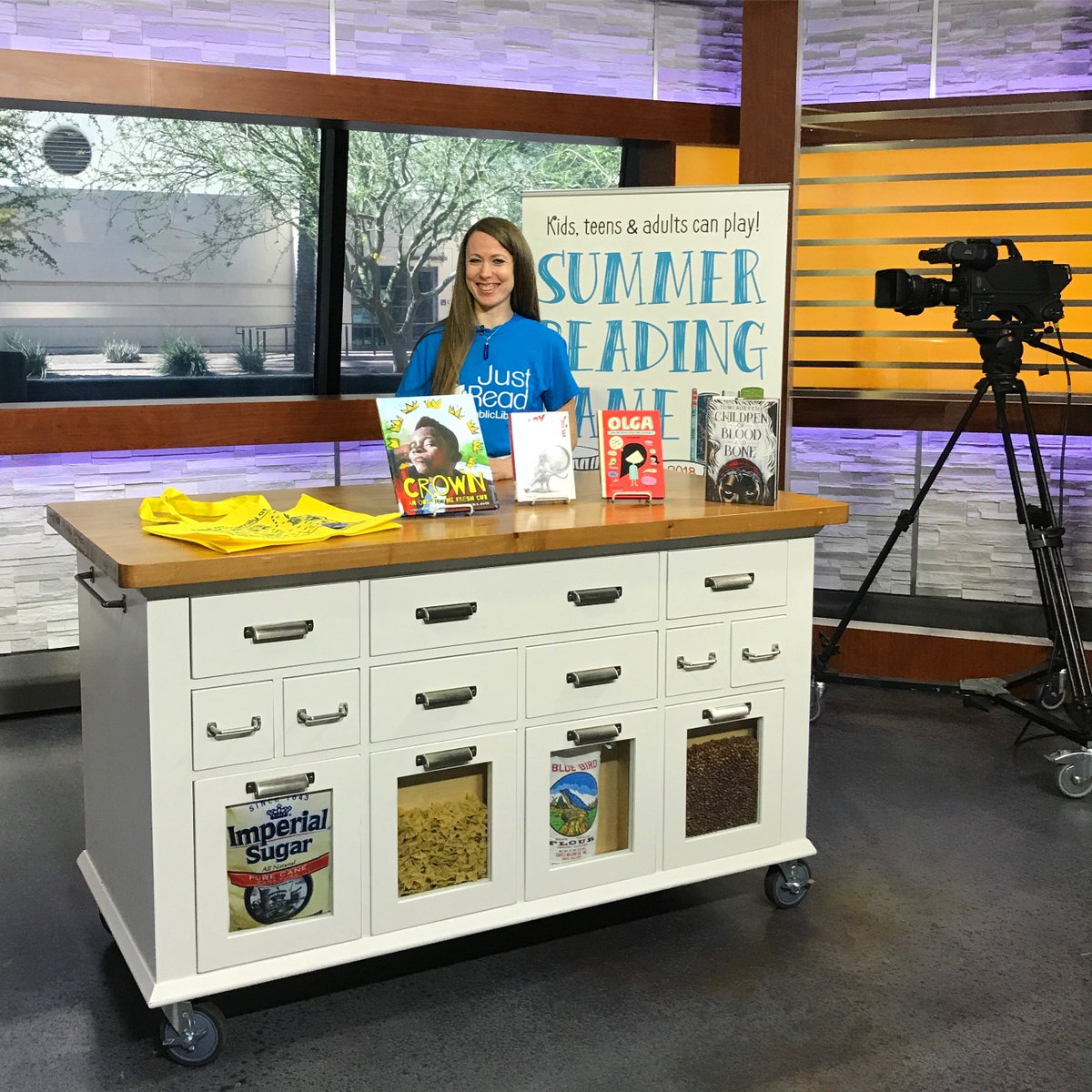 PhxLibrary's tweet photo. 📺 Librarian Jacqueline stopped by @arizonamidday to talk everything Summer Reading! The reading game starts June 1! Will you be playing? 📚 #summerreadingppl #justreadppl #summerreading #summer #books #phoenixpubliclibrary #arizonamidday https://t.co/WSaxbrP6rr