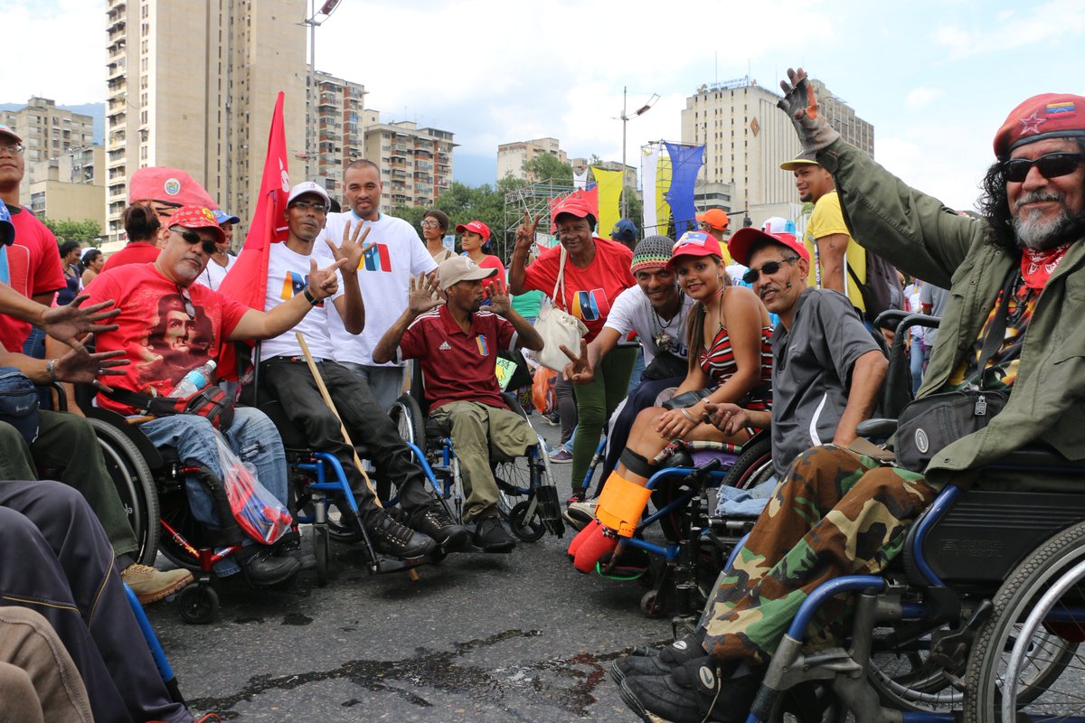 FNNSimon's tweet photo. Servidoras y servidores públicos de la @FNNSimon acompañaron y dieron su respaldo al candidato presidente @NicolasMaduro durante su cierre de campaña en la gran avenida Bolívar #VenezuelaVotaEl20M @magallyvina @DPresidencia https://t.co/6sFEl8RgDE