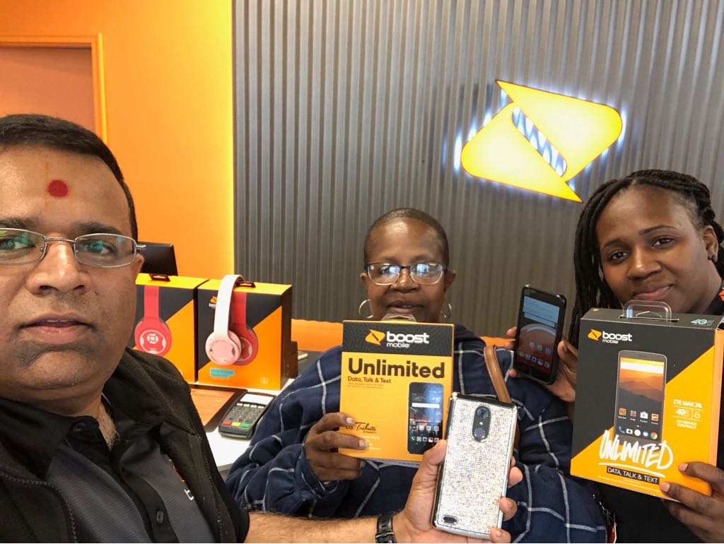 BoostHustle's tweet photo. We even got OWNERS getting into the action! Yogesh from Jay Communications turned 1 Port into a Family Plan thanks to our $5 Dynasty Deal! 👋🏽 #MidAtlanticGrind @Phillmychini @SPG_AJ @JayMiglionico @Dk1team1dream https://t.co/bm248FS8PT