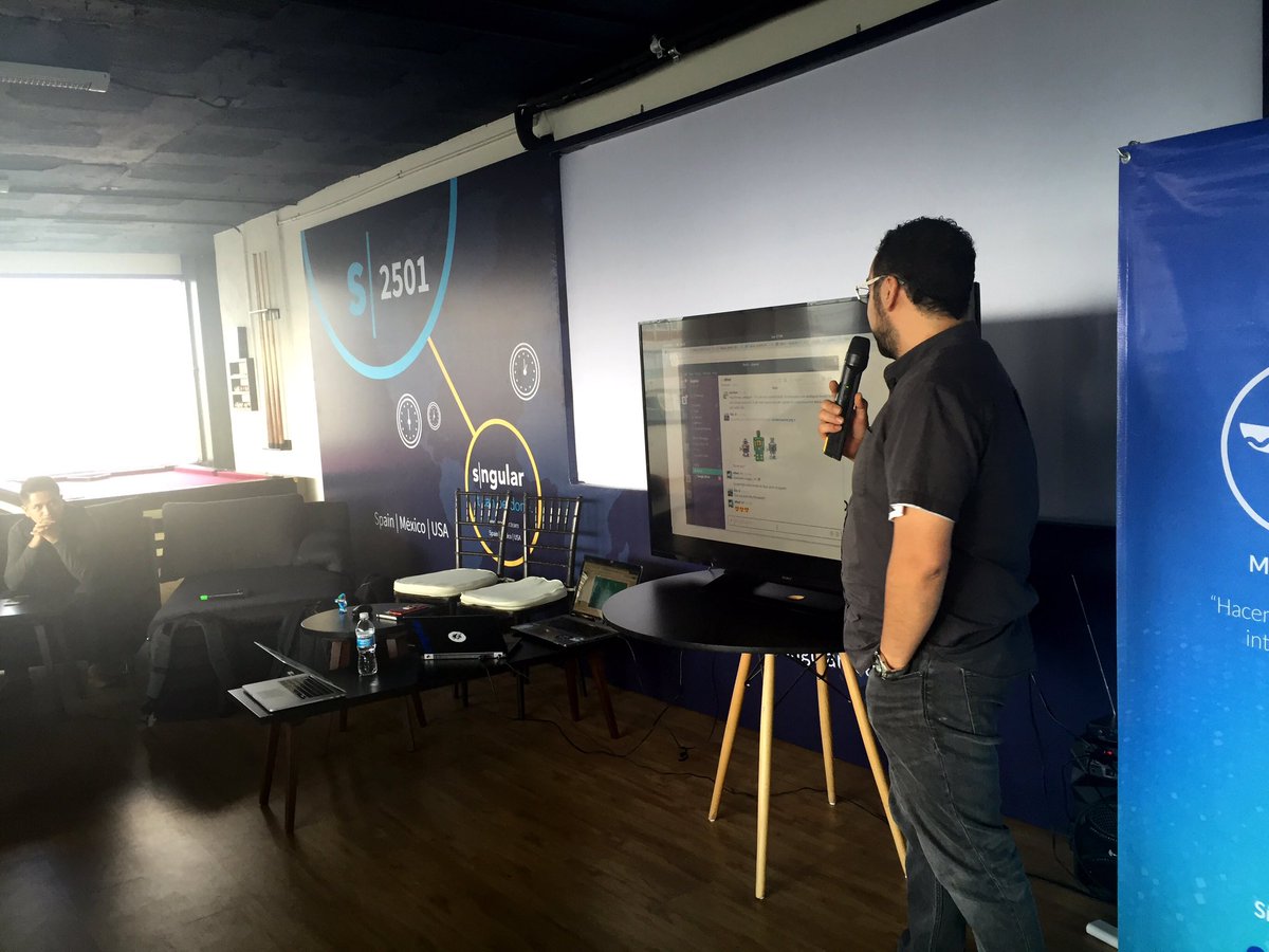 sngular's tweet photo. Nuestro referente, Eduardo Mosqueda, hablando sobre "Humanización de las interfaces Conversacionales" en el Meetup IA, Chatbots & Machine Learning de #ORAMEX #sHubMéxico #SngularMéxico https://t.co/PccguQX2Po