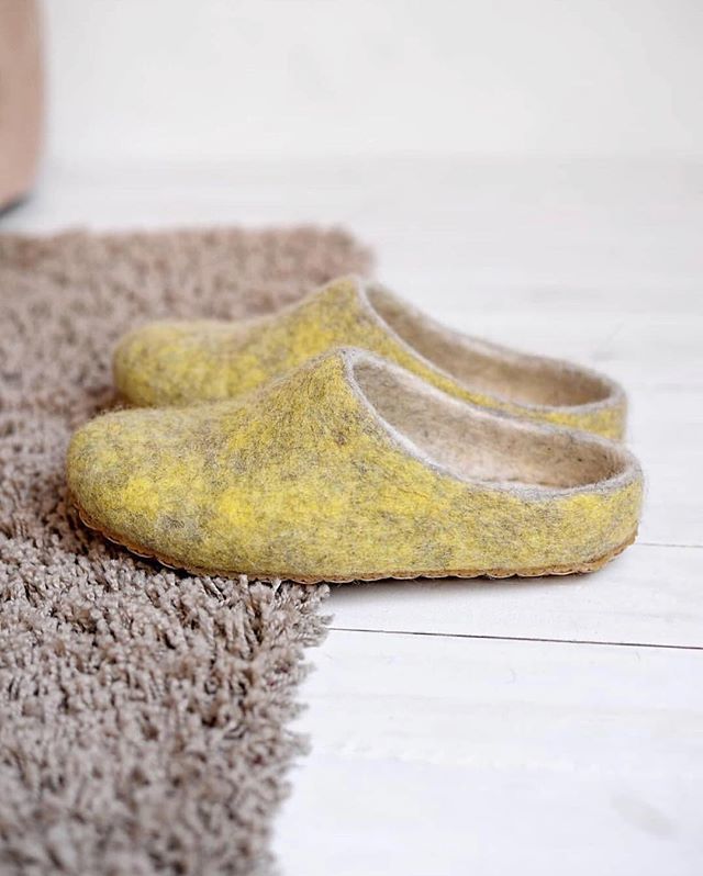 Do you know that these felt shoes are perfect for summer as well as winter ? Yes ! Must be in daily life. Made by @vaslippers #dailyroutine #feltshoes .
.
.
.
#feltslippers #homewear #homeshoes #comfortwear #makersgonnamake #makersmovement #craftposure #… ift.tt/2GuIP2L