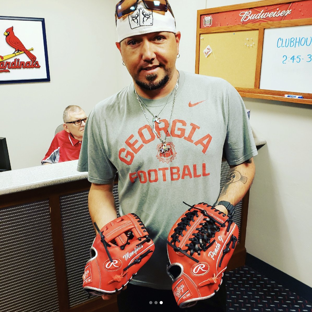 Jason_Aldean's tweet photo. Thanks to @Cardinals for having us out to the ballpark today. Also to @RawlingsSports for mine and Memphis’ matching gloves. #lilmansfirstglove #yesthatscamo https://t.co/uwwKdLZN9b