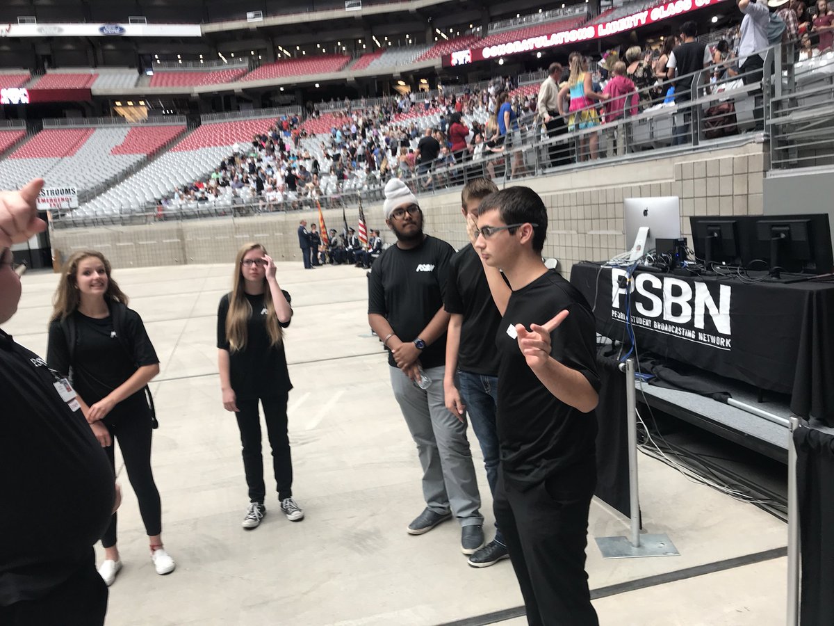 jessedeanclark's tweet photo. Liberty graduation 2018 production crew. Good job @LibertyMediaLHS @psbnlhs https://t.co/Rt4hEdnZCb