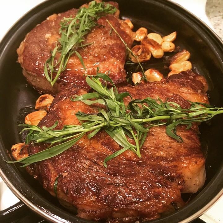 KitchenSprout's tweet photo. #Toronto Run 🏃 to .@dilisos located in @StLawrenceMkt #DinnerToronto #ShopLocal #InchAndAHalfRibEyeSteaks #PanSearedInTarragonButter #RoastedGarlic #GrilledRedPeppers #GrilledSpringOnions #TomatoNBasil #HomeChef #LocallyRaised #NoHormones #NoAntibiotics #CheersFromToronto🥩🍷🥩 https://t.co/Aa6ODeHhnd