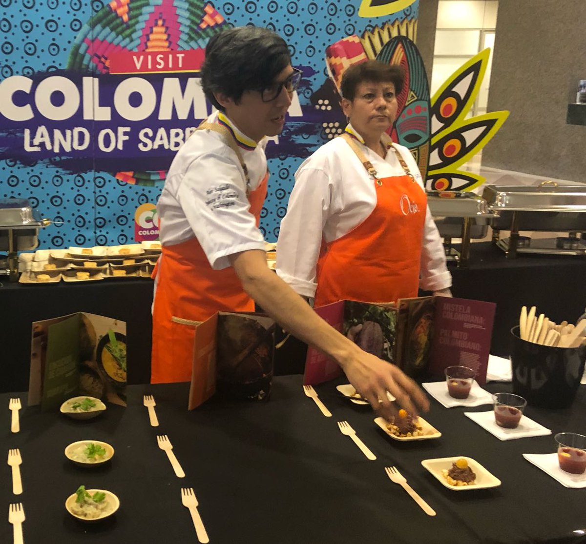 Colombia's tweet image. A partir de las 6pm VOTA por nuestra comida colombiana que hoy participa en el Washington DC Embassy Chef Challenge. Vota escribiendo un tweet usando el HT #ECCCOLO