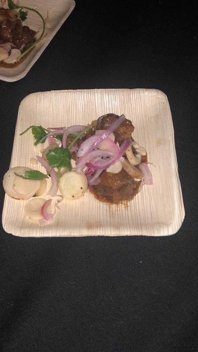 Colombia's tweet image. A partir de las 6pm VOTA por nuestra comida colombiana que hoy participa en el Washington DC Embassy Chef Challenge. Vota escribiendo un tweet usando el HT #ECCCOLO