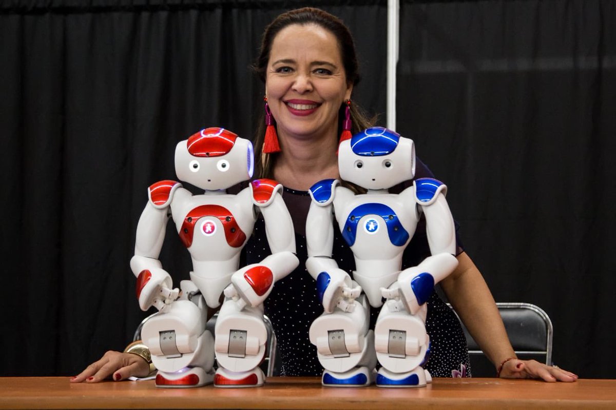 mgbatiz's tweet photo. Con los robots de #cucsur Nao y Naomi en #papirolas2018 https://t.co/c6MP6Z7n0f