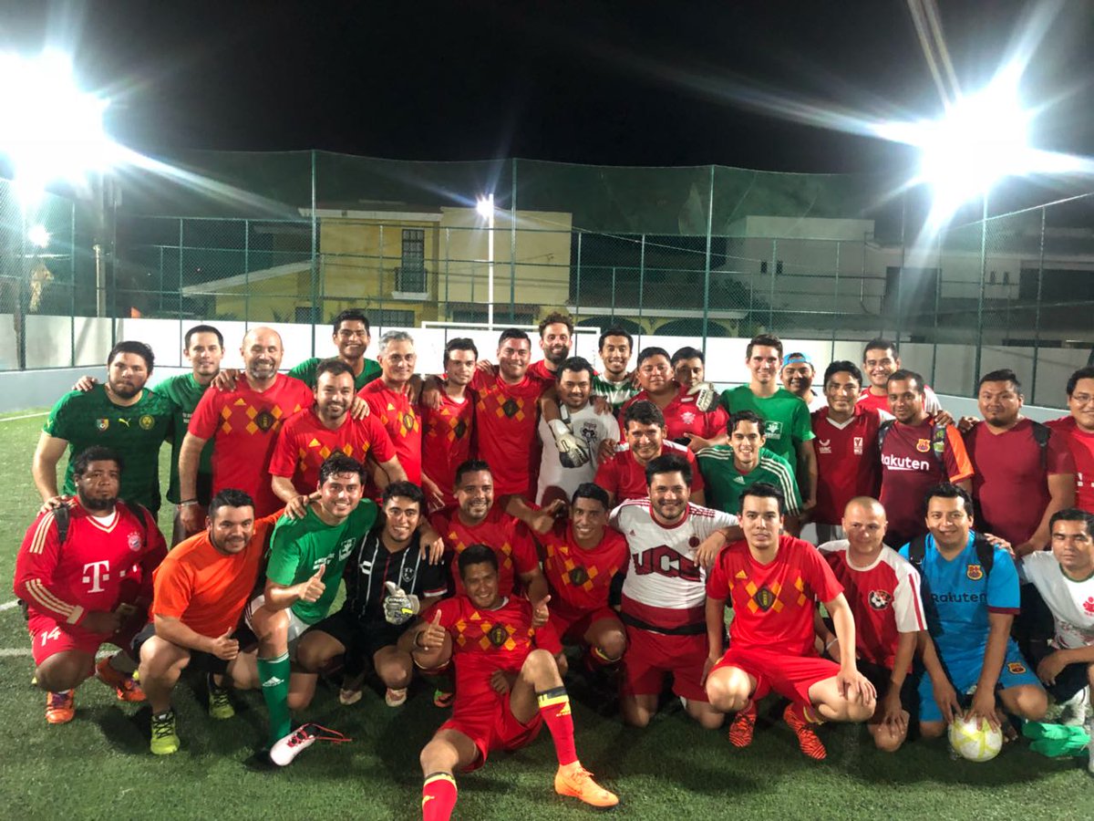 ChrisCastroB's tweet photo. Hoy fue un gran día y lo cerramos con un partido de fut con buenos amigos. ⚽ https://t.co/0LfZvMXKFd
