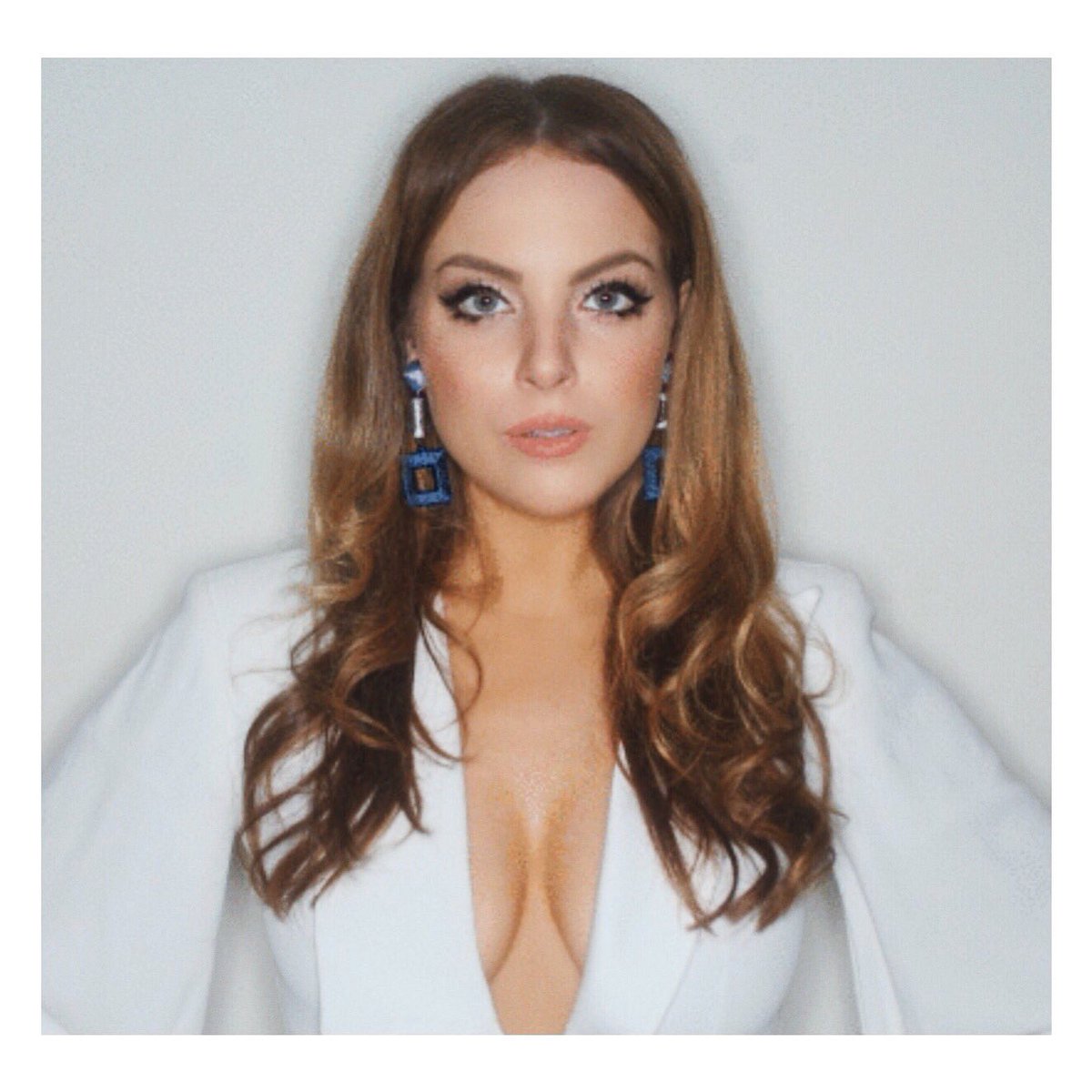 Post by Elizabeth Gillies on X: 🍸✨🍸, image size:1200x1200