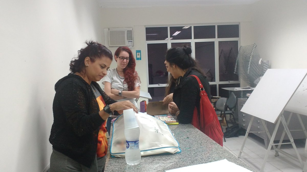 MultimidiaJF's tweet photo. Com a oficina da Dani Brito você apreende os princípios básicos da cartonagem e encadernação manual simples!

#comunicaçãoétudo https://t.co/yFqNGo37G9