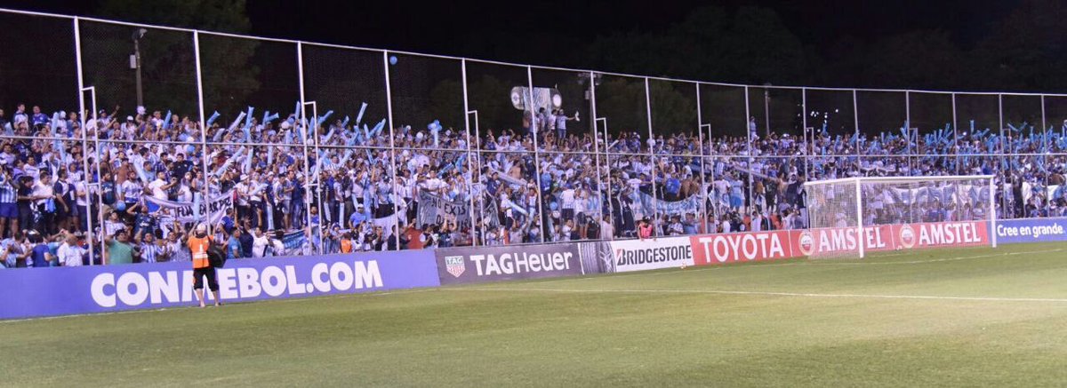 Juanma_serna's tweet photo. Atlético Tucumán, el de las hazañas. Contra el puntero del grupo,un grande de Paraguay,con un hombre menos,con el debut del 4to arquero (un pibe de atlético).Copando las tribunas visitantes,Con el aliento de la gente, representando al interior, CLASIFICÓ A OCTAVOS! TE AMO DK!! https://t.co/2hTODiqr8x