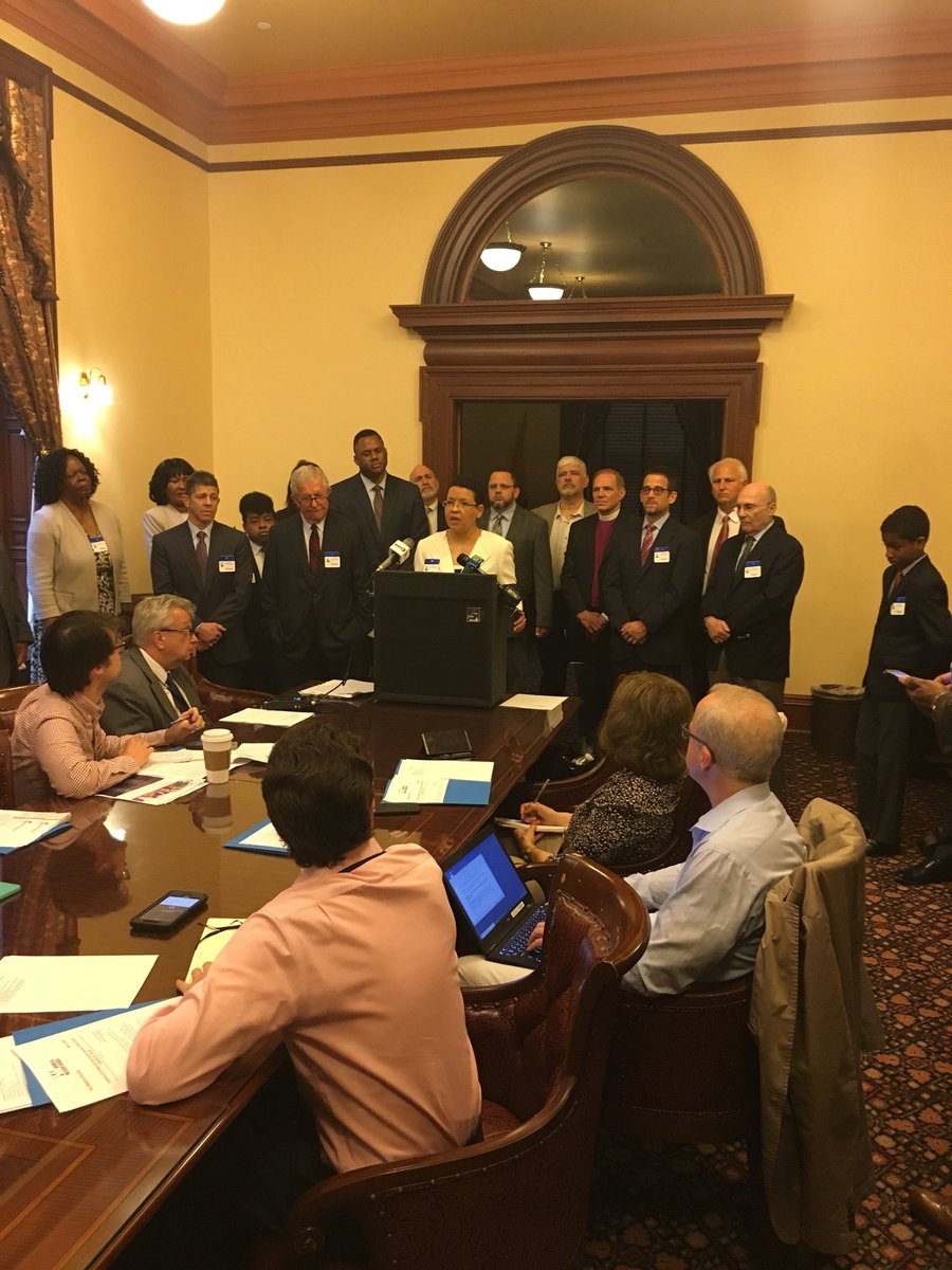 Hace 3 años, @eliseboddie de @RutgersLaw, exalumno de @NAACP_LDF y abogado de élite y un equipo de abogados presentaron un caso histórico para abordar el trabajo inconcluso de # Brown en Nueva Jersey, el sexto estado más segregado en Estados Unidos para estudiantes negros: https: // t. co / iOgX6xtTut Insta a @GovMurphy a resolver ese caso. https://t.co/scG0DePYIY